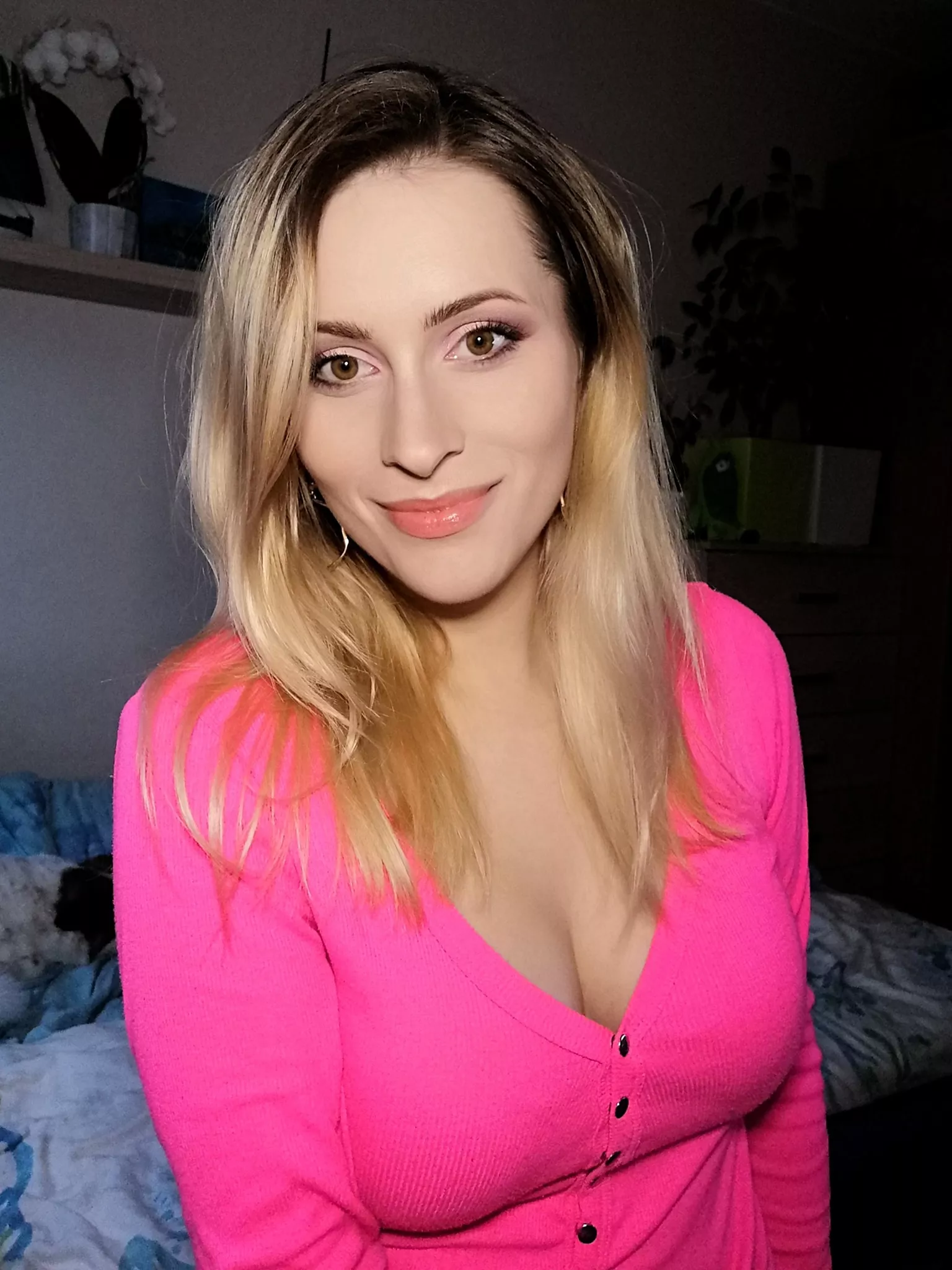 Piękna wokalistka disco polo odważnie odsłoniła dekolt! W sieci zawrzało! 
